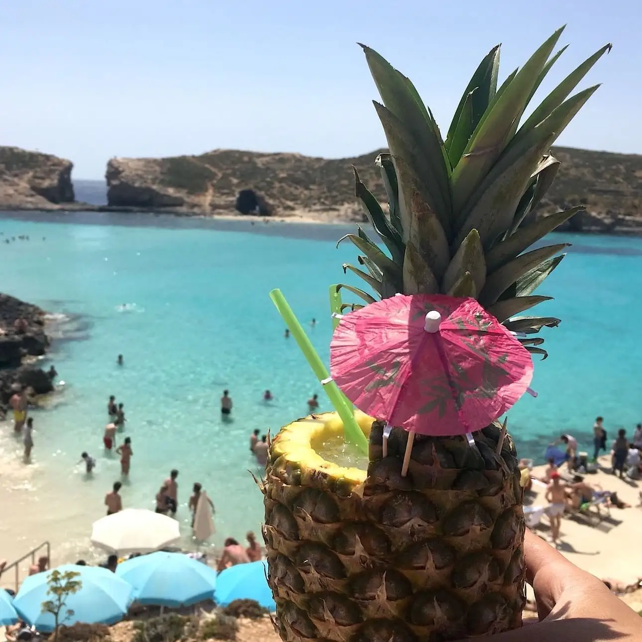 Cóctel de piña frente a la Laguna Azul