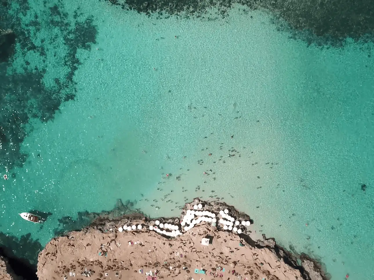 Vista amplia de la Laguna Azul desde el cielo con las costas de Comino y Cominotto