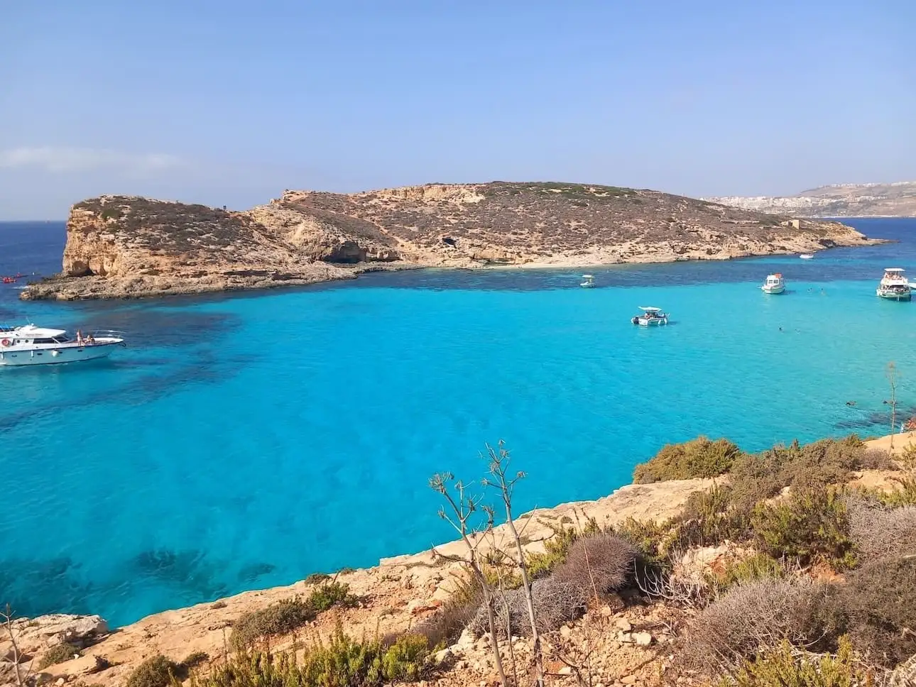 Aguas cristalinas de la Laguna Azul en Malta