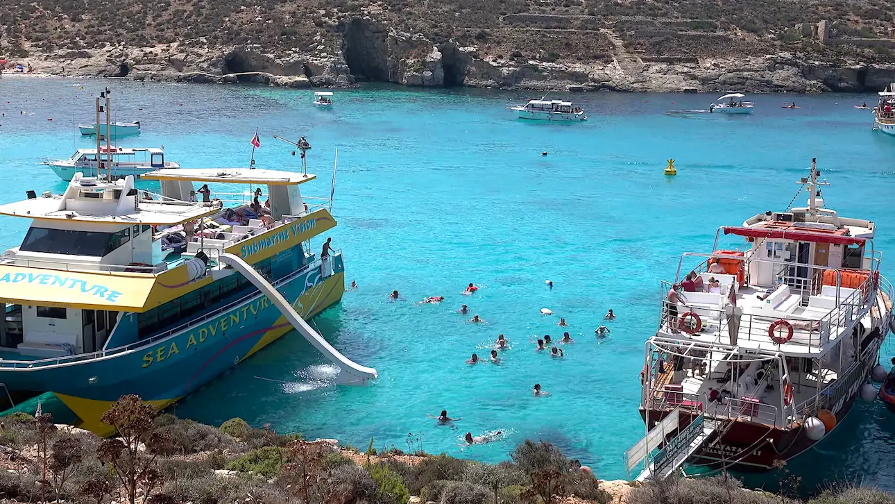 Barcos de crucero en la Laguna Azul