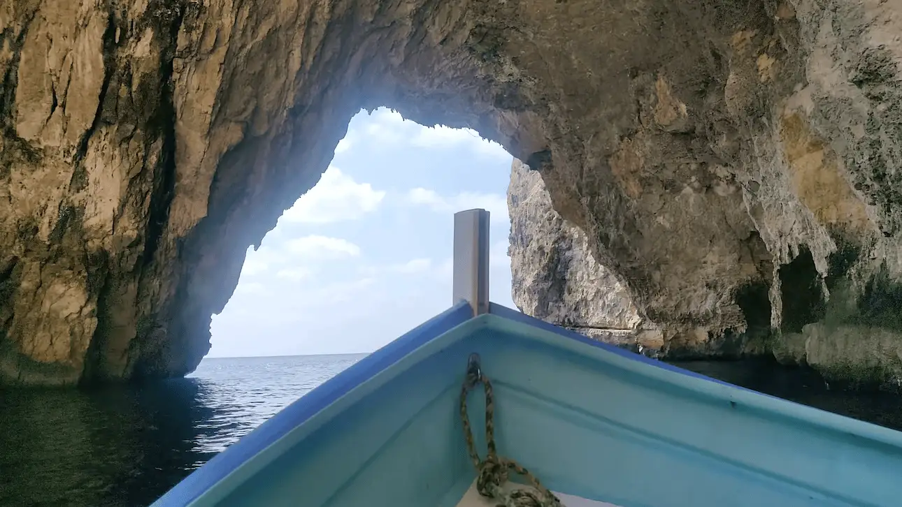 Parte delantera de un bote saliendo de la Blue Grotto