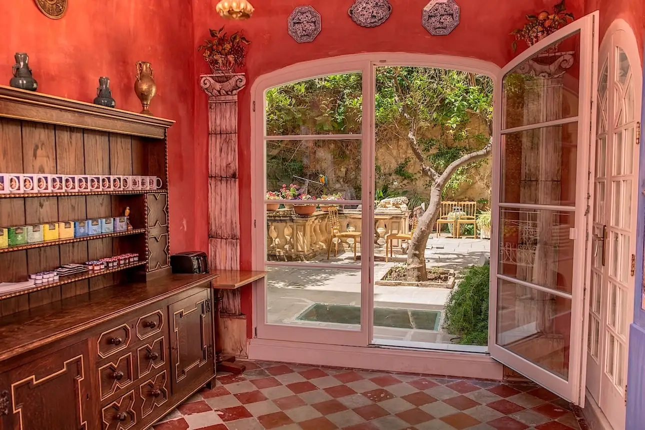 Sala roja con vista al jardín interior