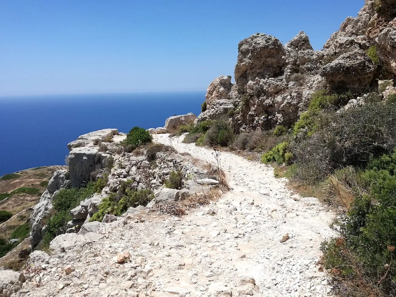 Sendero de caminata en los acantilados de Dingli