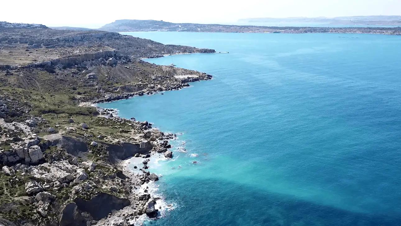 Sendero costero de Mellieħa con el acantilado y el mar