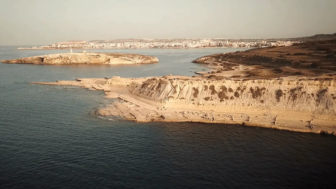 Sendero costero de Mellieħa con vista a la isla de San Pablo a lo lejos