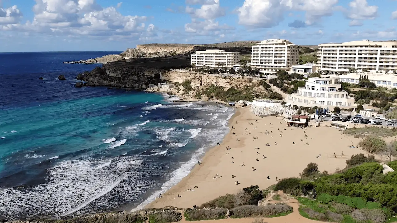 Playa de Golden Bay en Malta