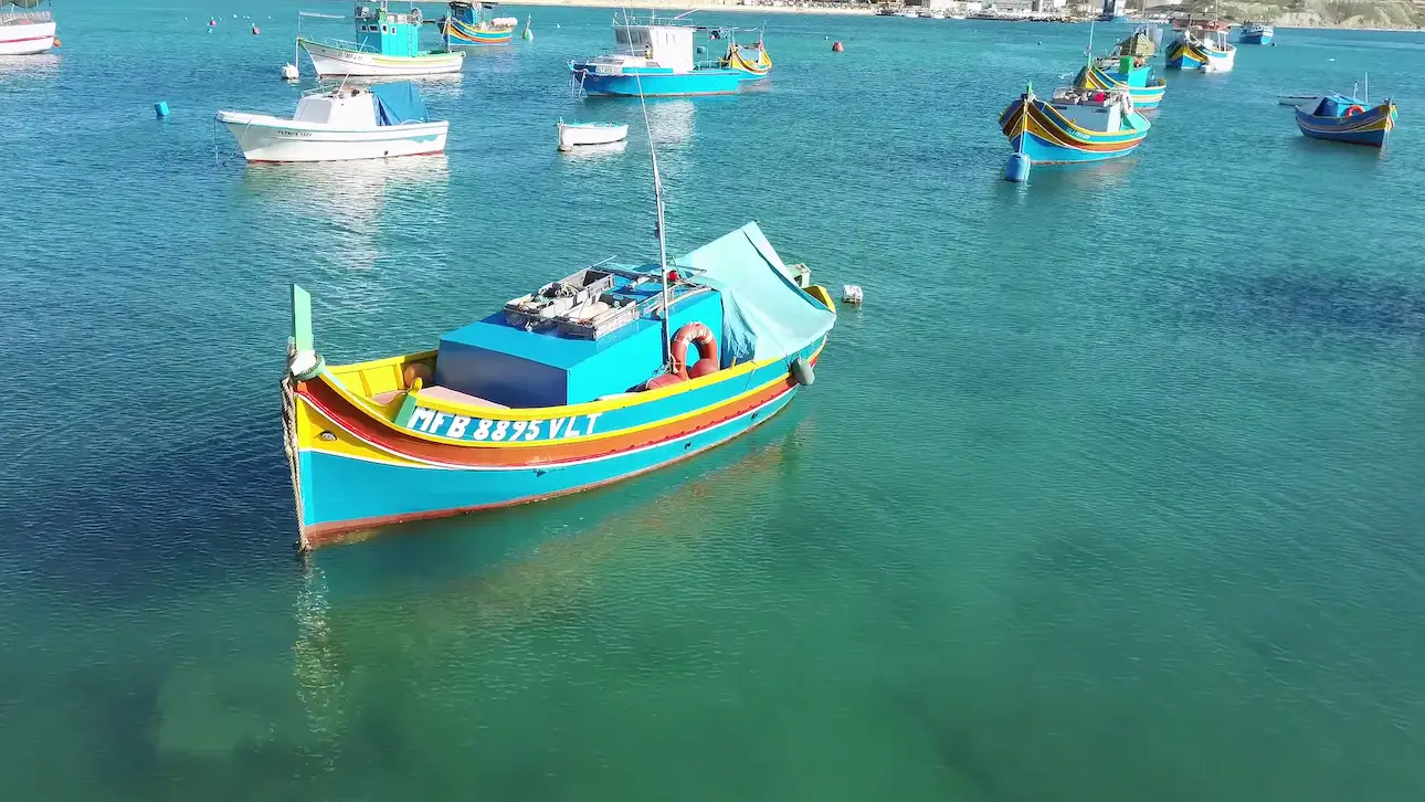 Botes tradicionales malteses en el puerto de Marsaxlokk