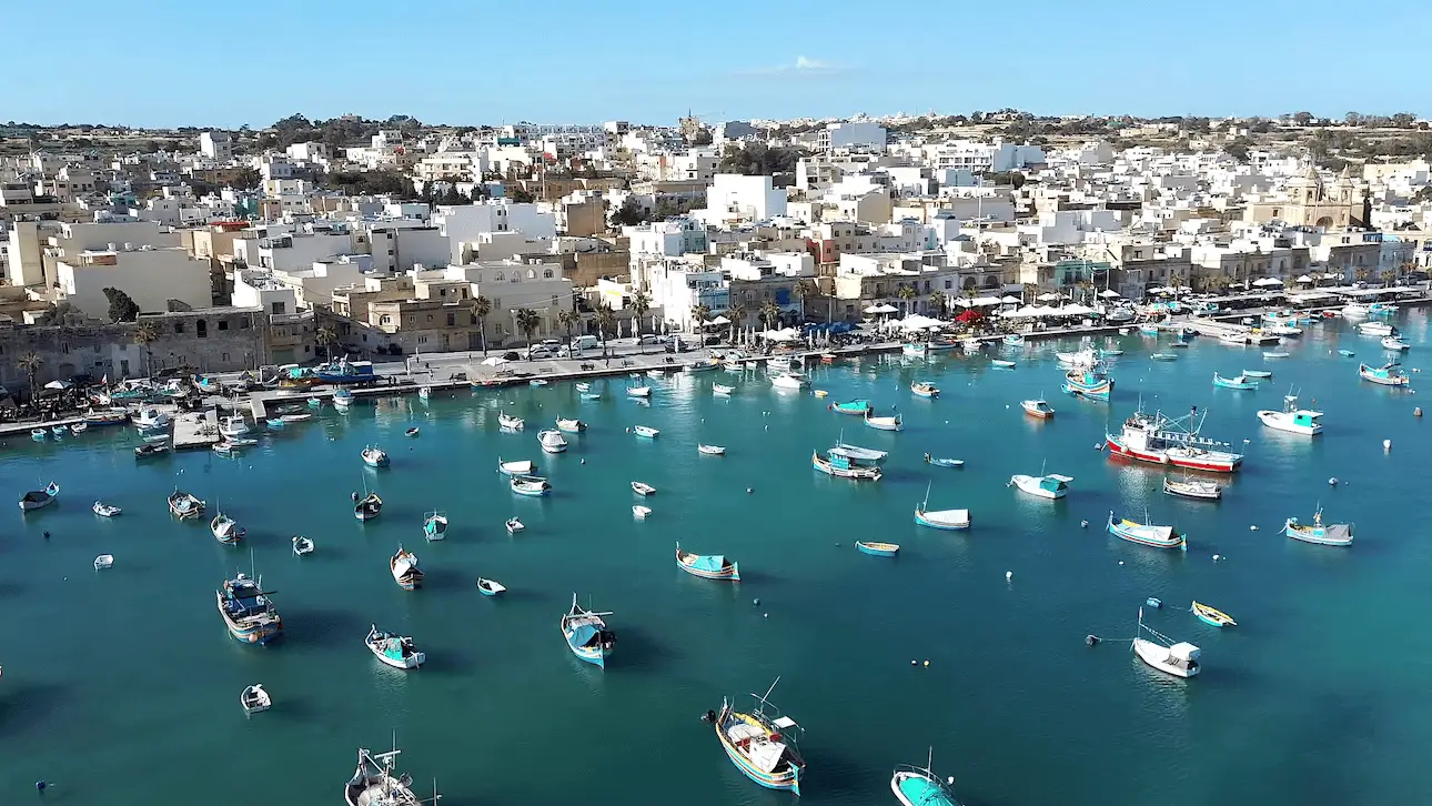 Numerosos botes amarrados en el puerto de Marsaxlokk