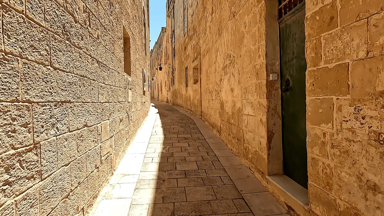 Calle estrecha de Mdina con colores anaranjados