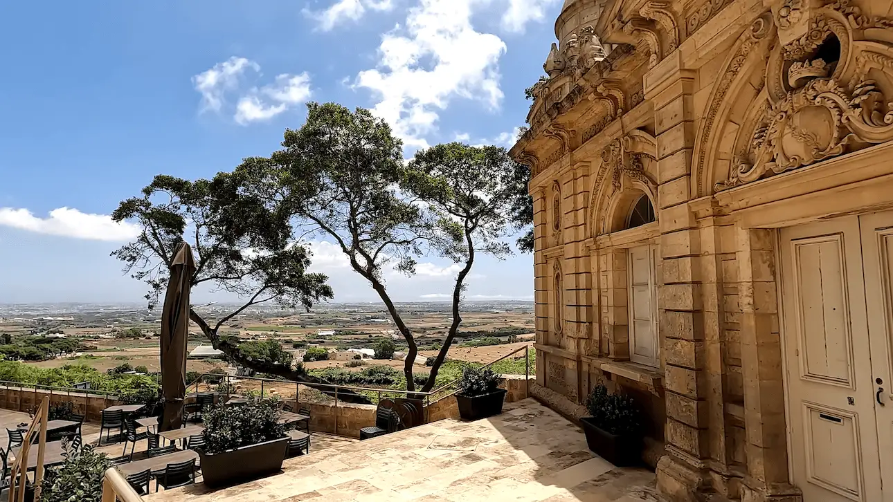 Edificio tradicional con vista al campo en Mdina