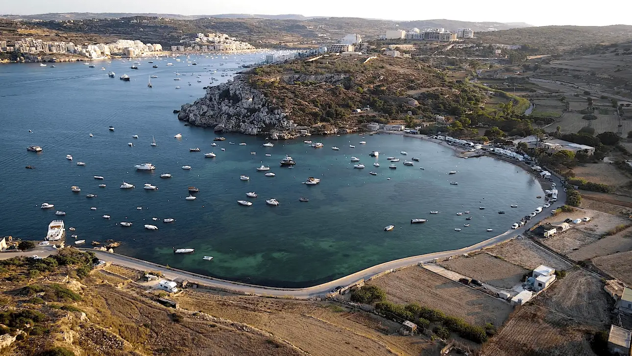 Mistra Bay en Malta vista desde el cielo