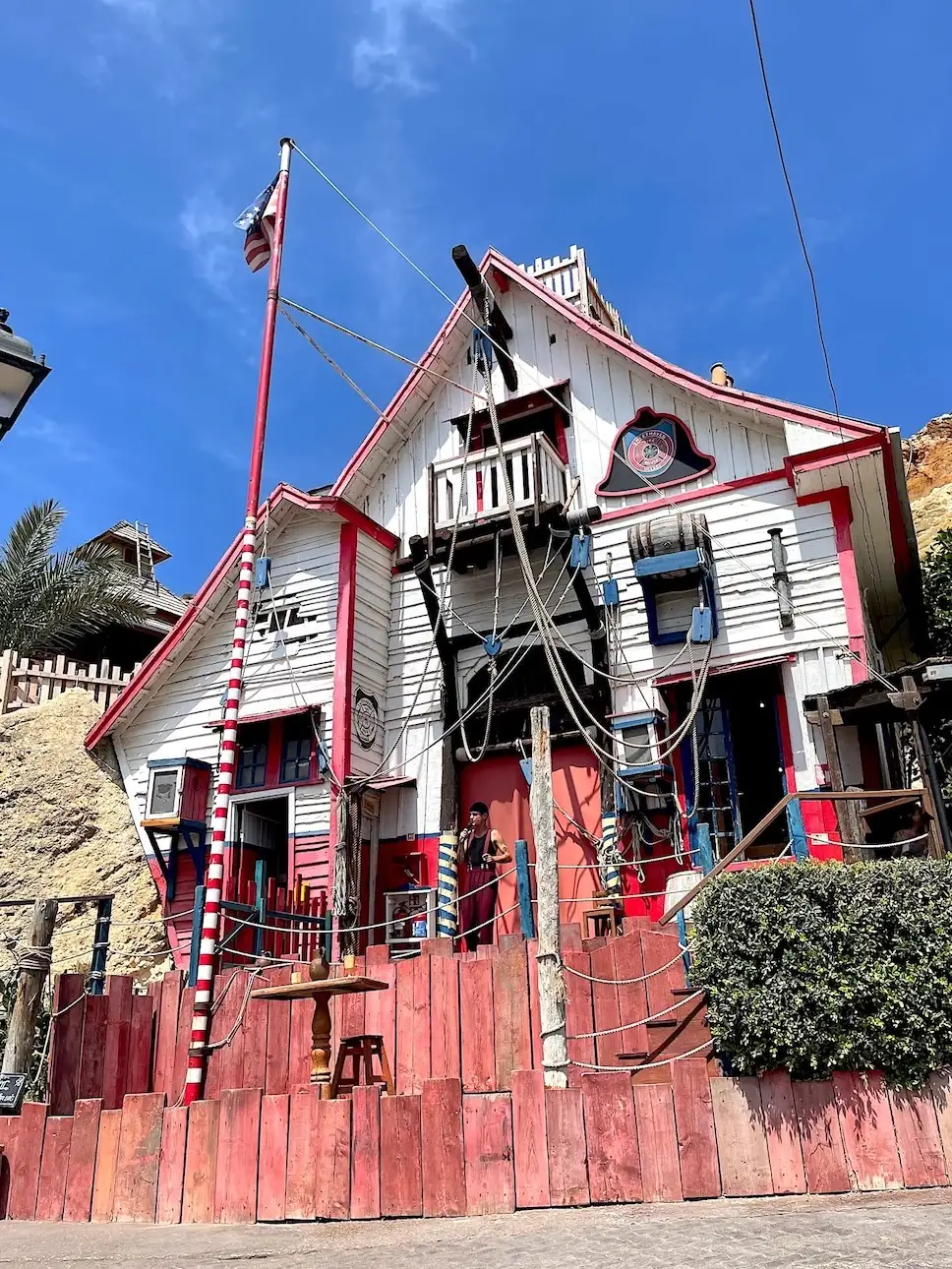 Casa blanca y roja de madera del Popeye Village