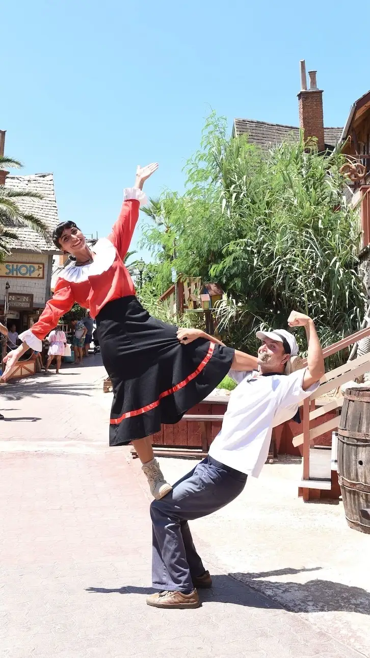 Comediantes del Popeye Village realizando acrobacias