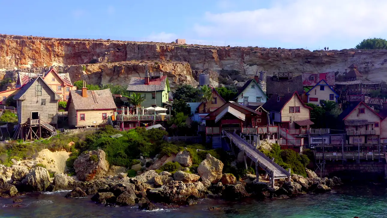 Vista del Popeye Village y sus casas coloridas