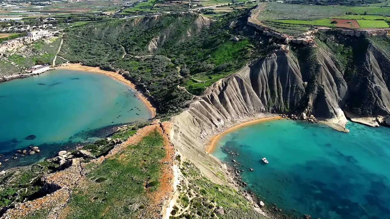 Bahía de Qarraba vista desde arriba