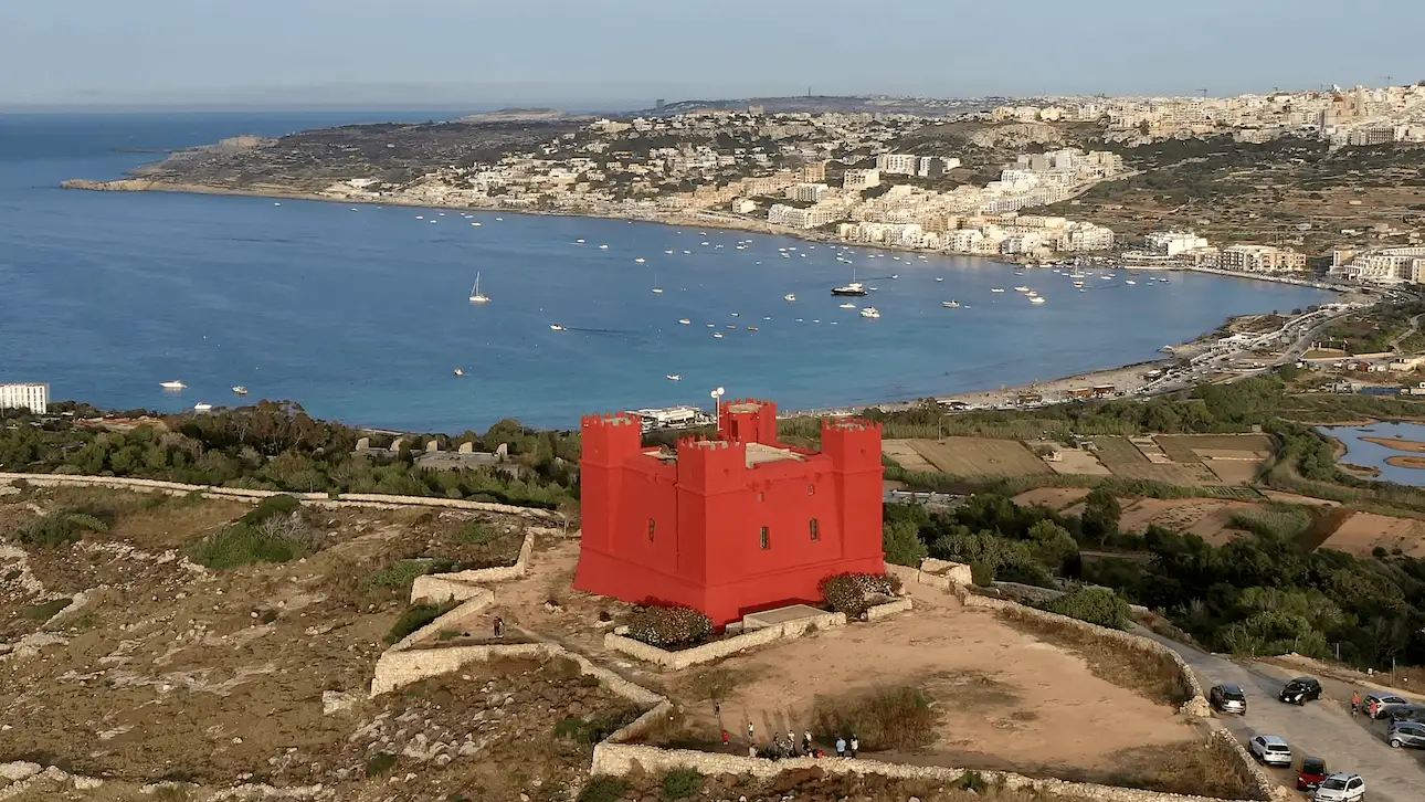 Red Tower de Malta con vista al mar