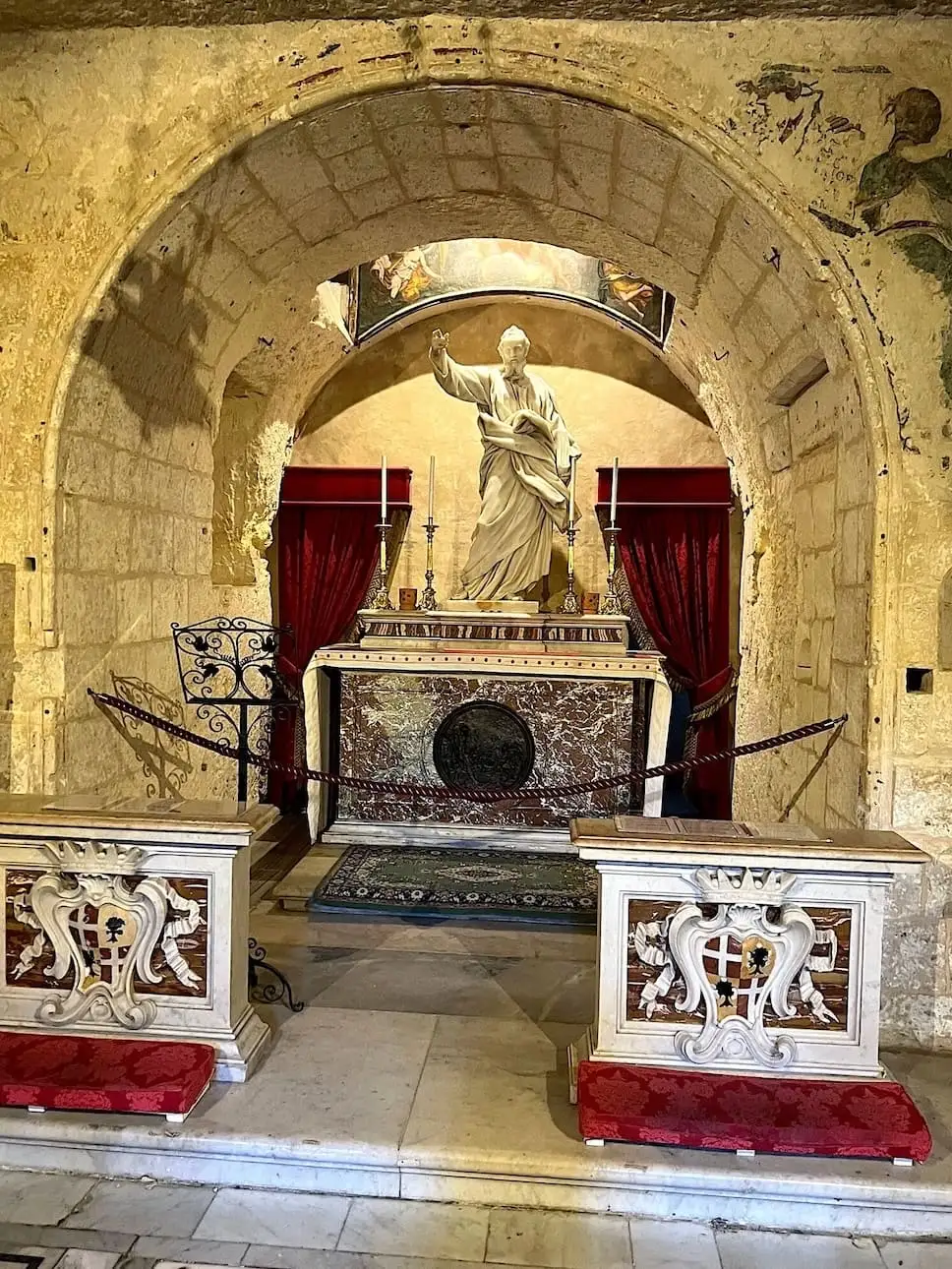 Altar religioso con dorados en las catacumbas de San Pablo en Malta