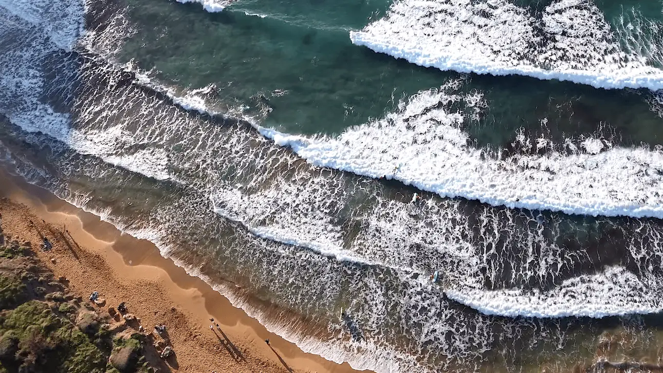 Arena y olas en la playa de Riviera en Malta