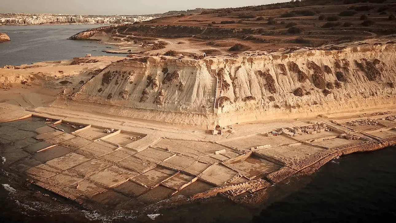 Antiguas salinas al pie de un acantilado en Malta