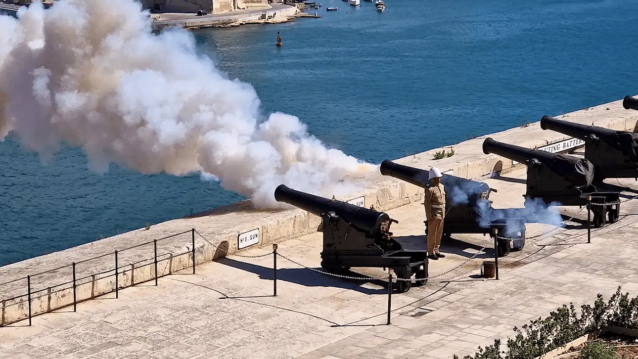 Batería de saludo en Malta