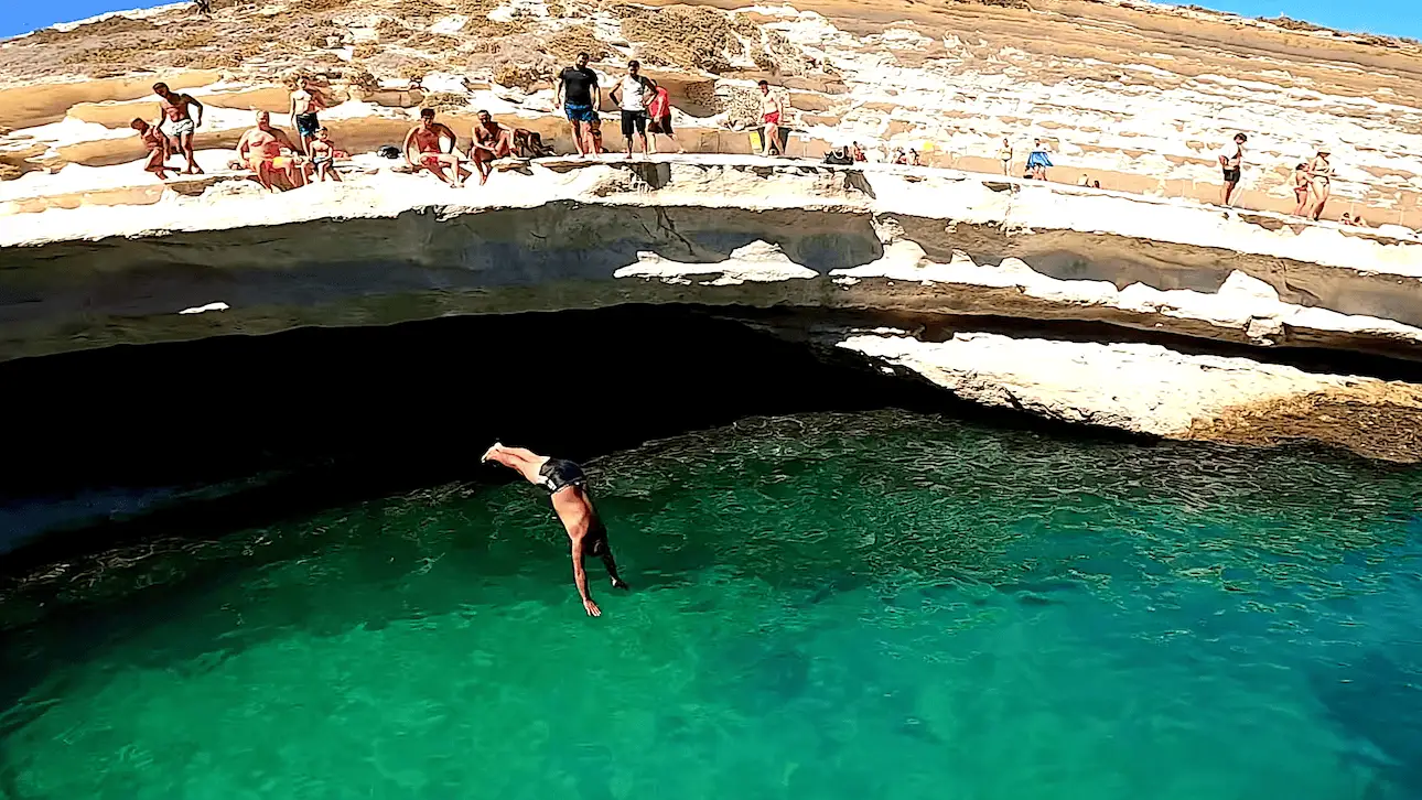 Un hombre saltando a St. Peter's Pool, Malta