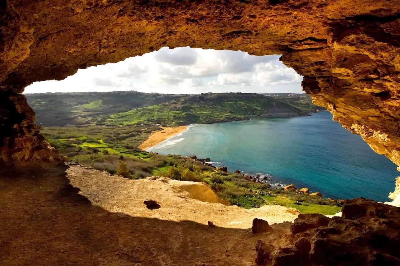 Vista de la playa desde la Cueva Tal Mixta en Gozo