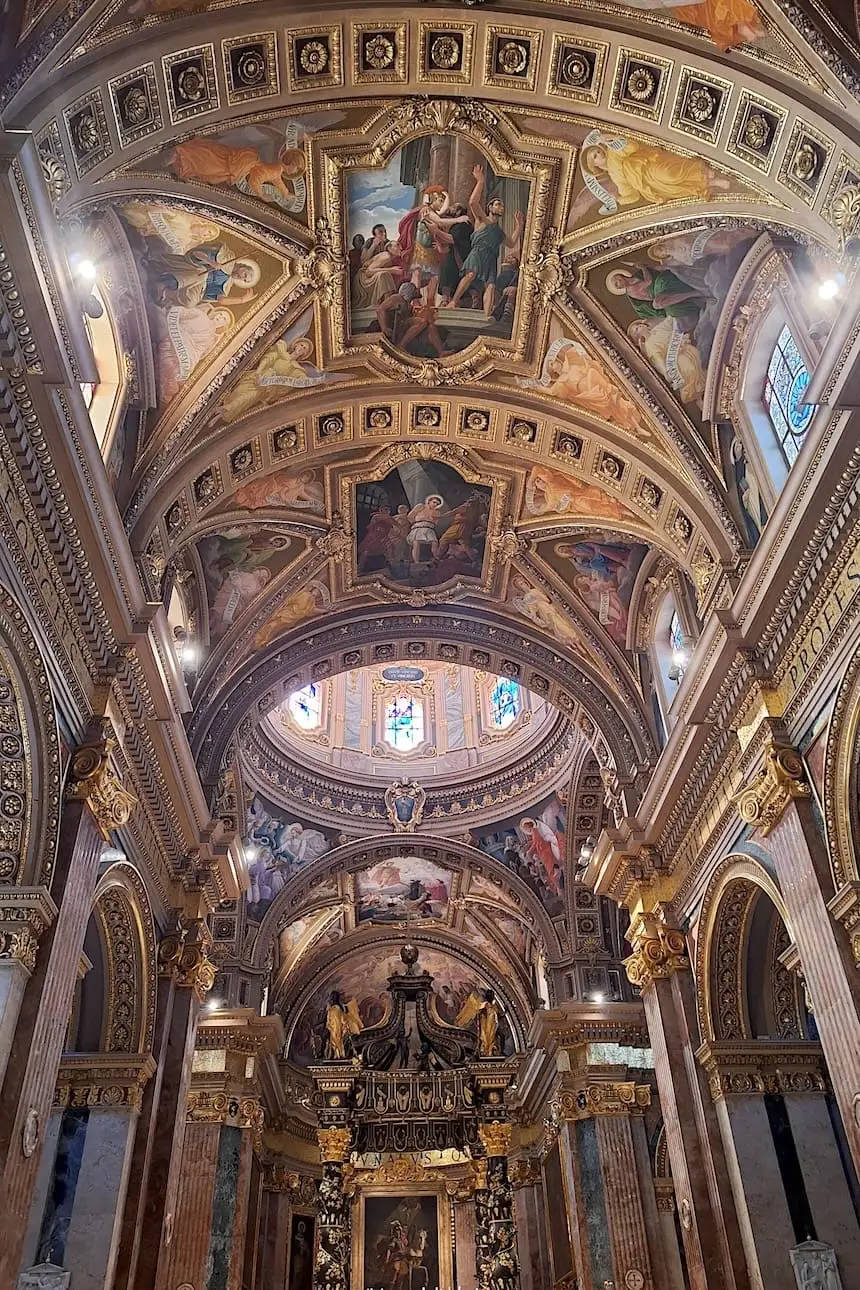 Interior de la catedral de Victoria con frescos en las paredes