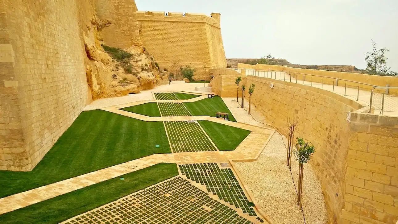 Jardines a los pies de las murallas de la Ciudadela de Victoria