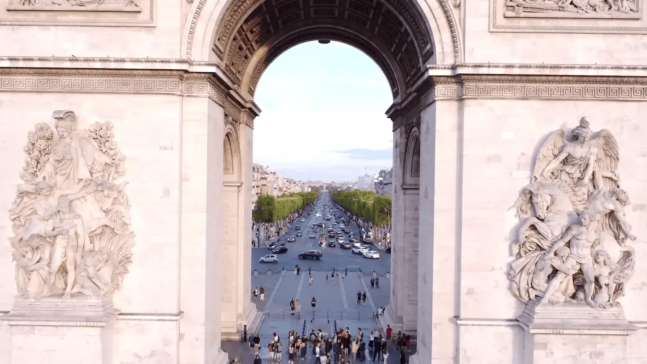 Columna del Arco de Triunfo de París con vista a los Campos Elíseos