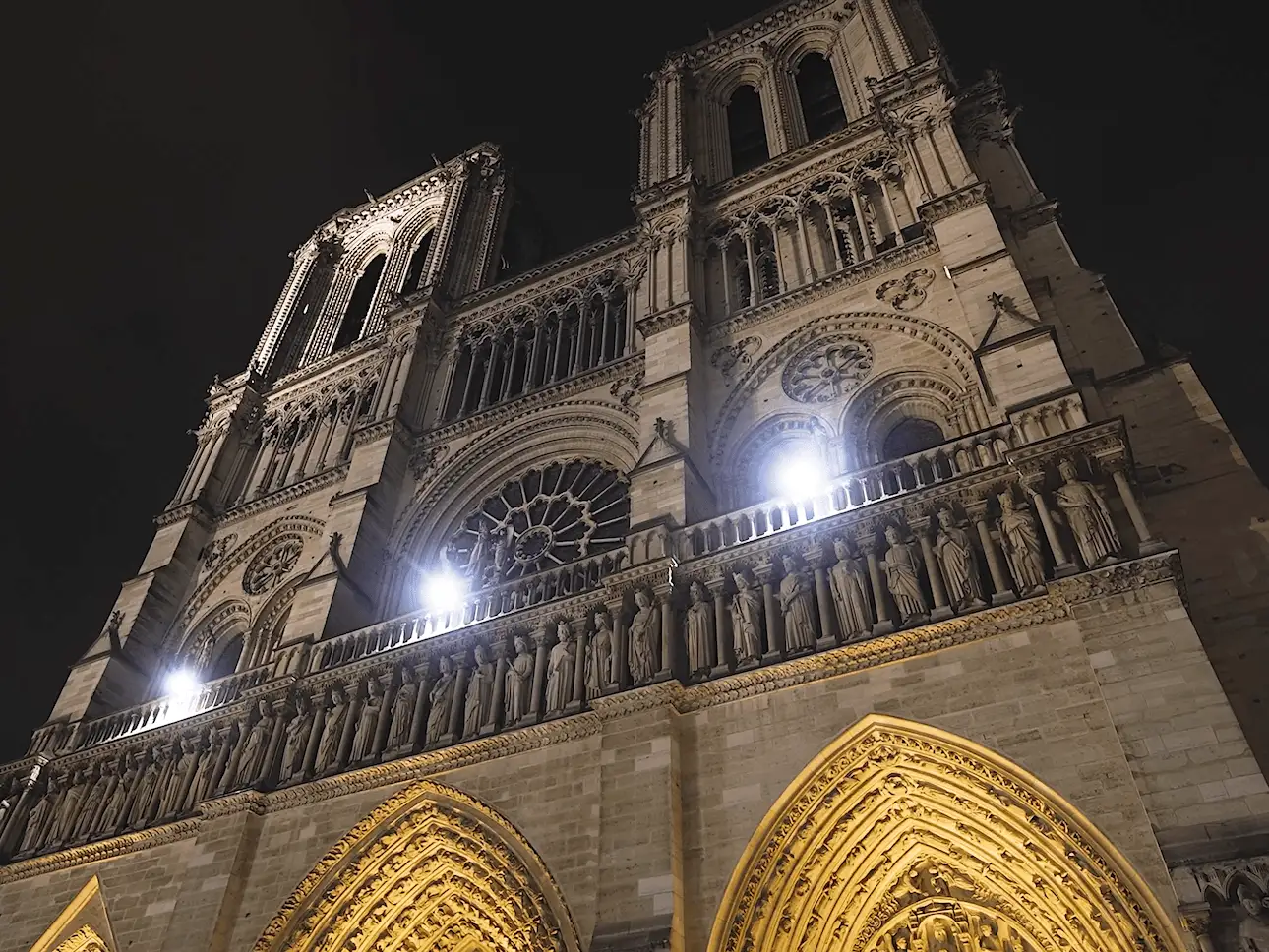 Fachada de la catedral de Notre-Dame de París de noche