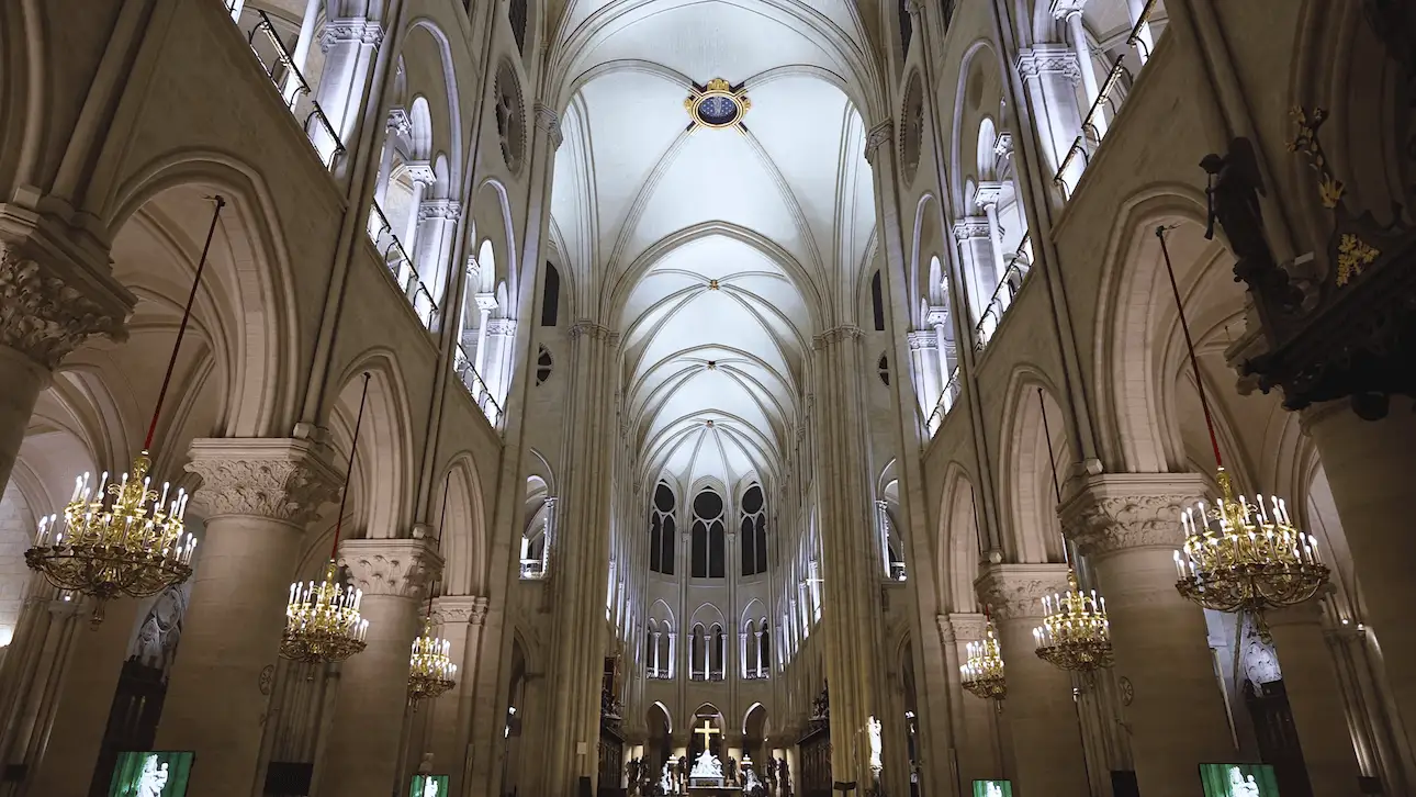 Hall interior de Notre-Dame con bóveda blanca