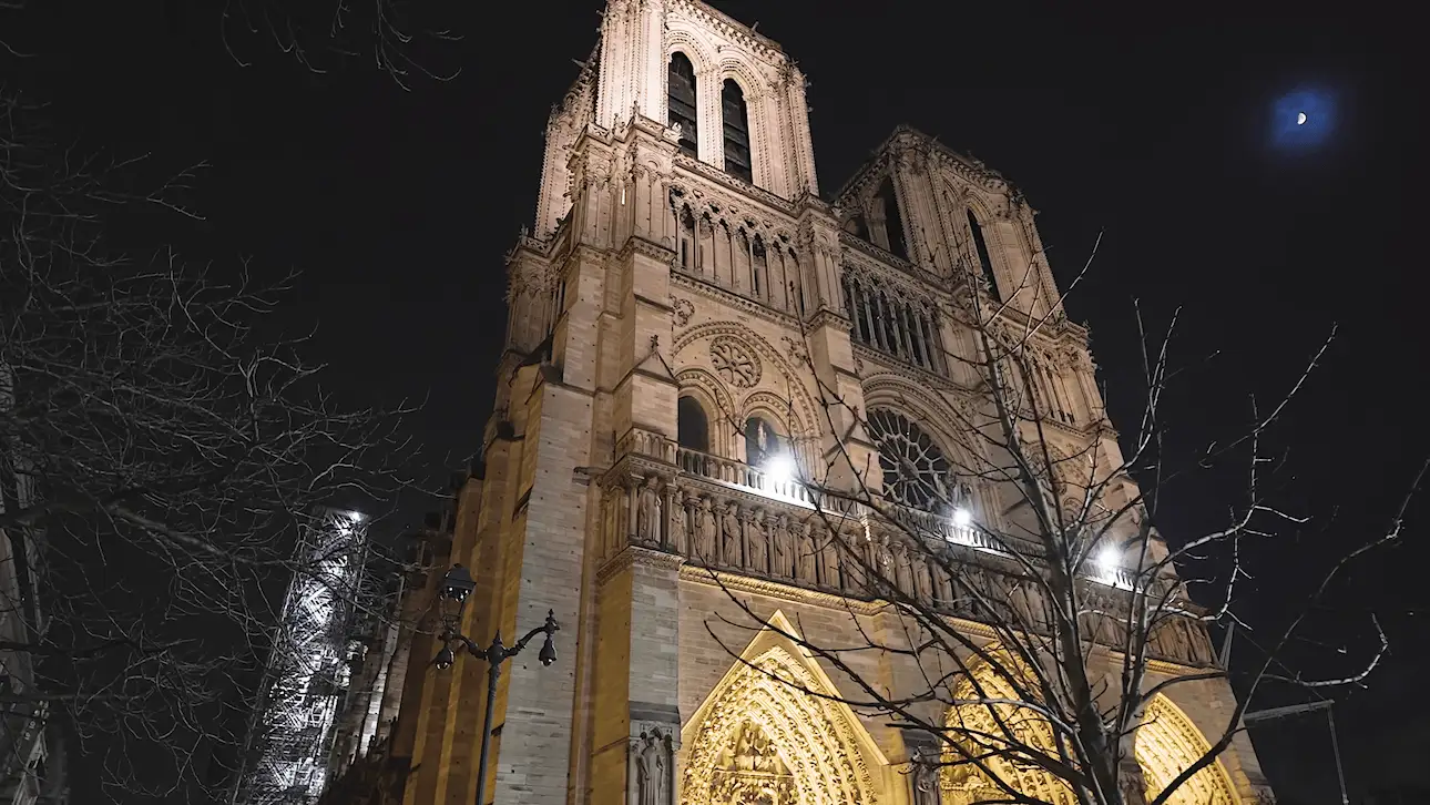 Imponente fachada de Notre-Dame de noche en contrapicado