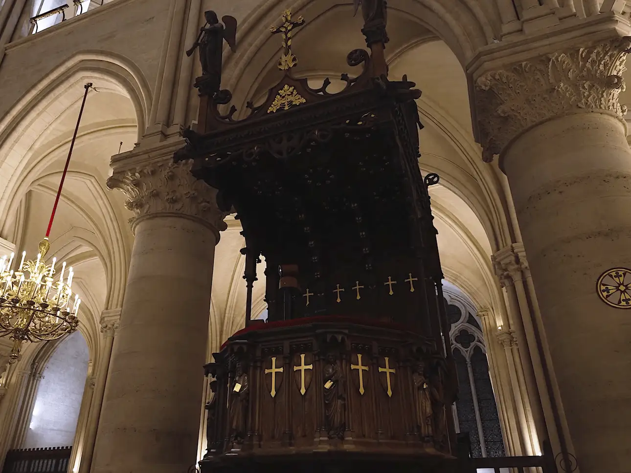 Púlpito de madera en la catedral de Notre-Dame