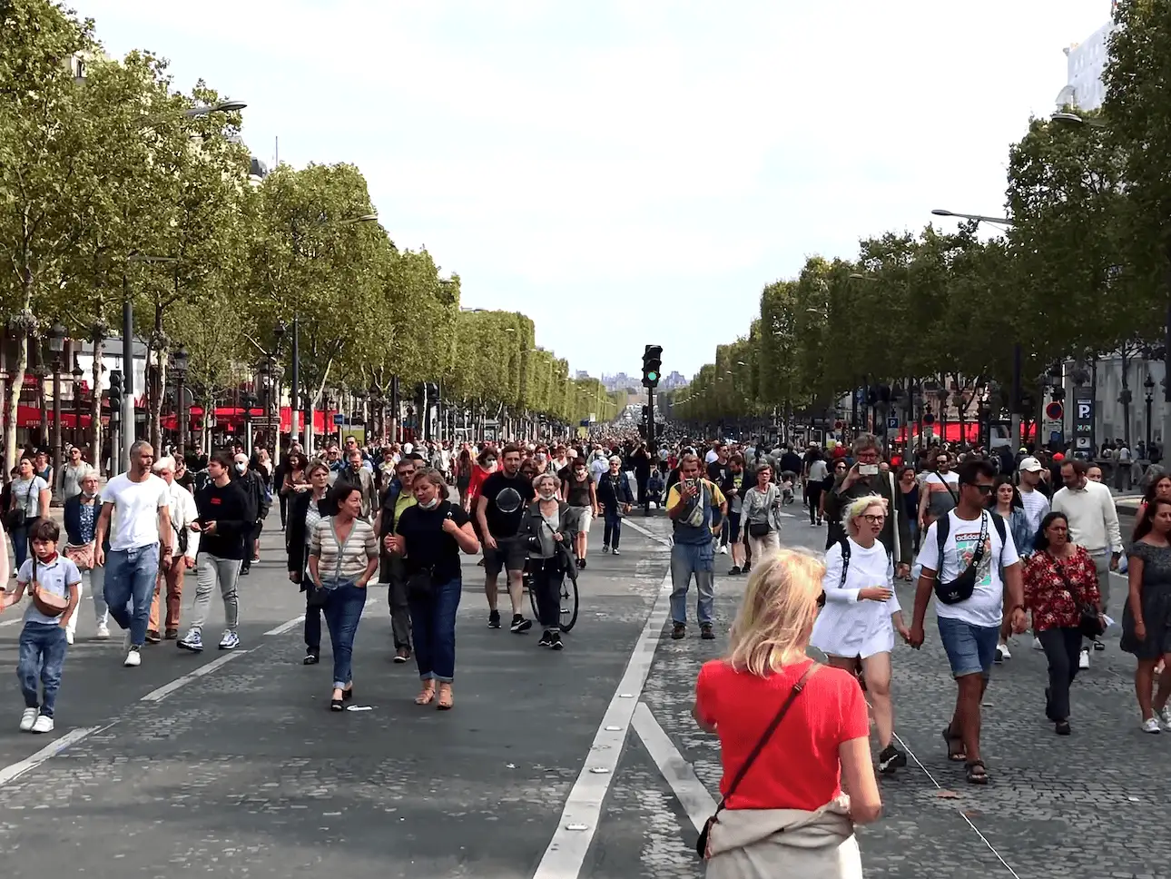 Multitud de personas en los Campos Elíseos de París