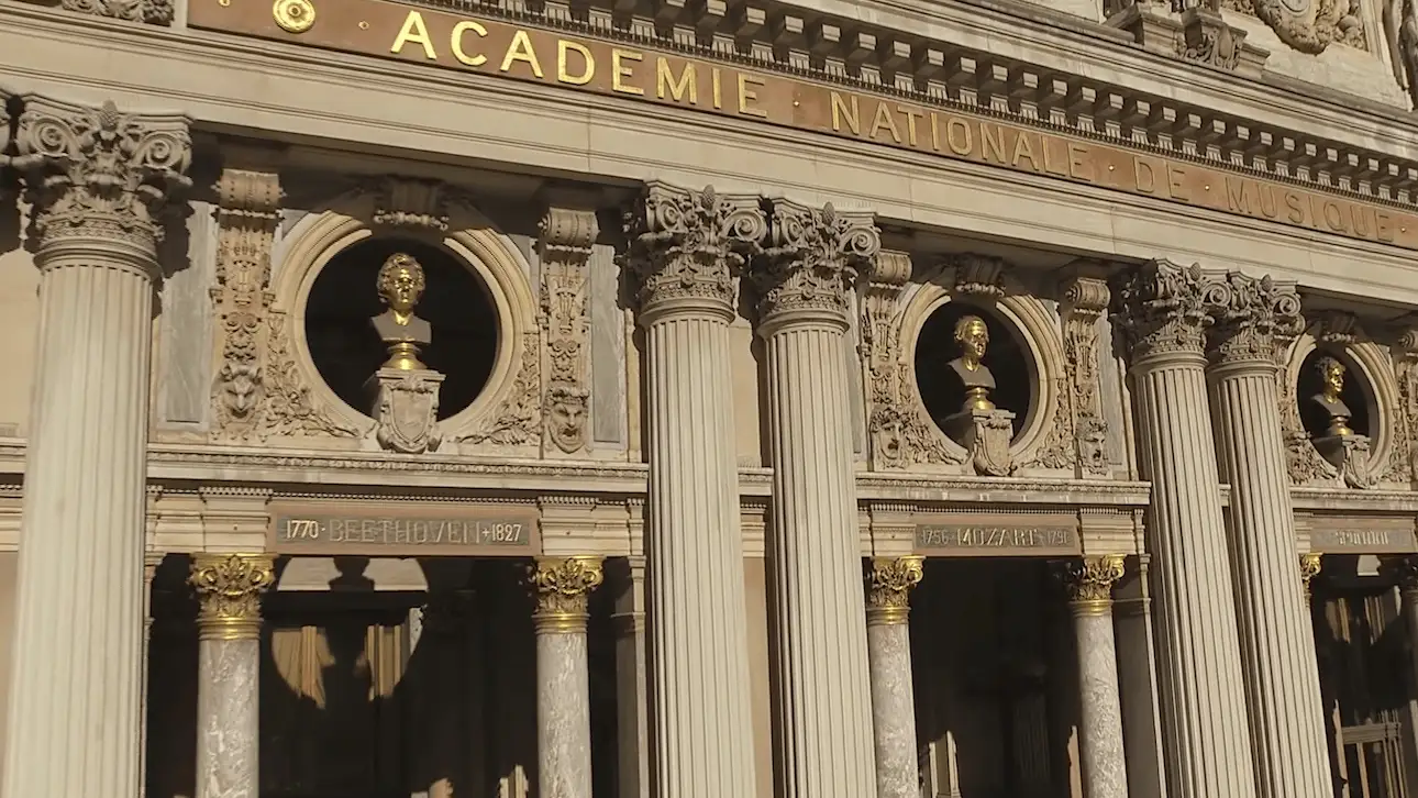 Columnas y bustos de músicos del Palacio Garnier