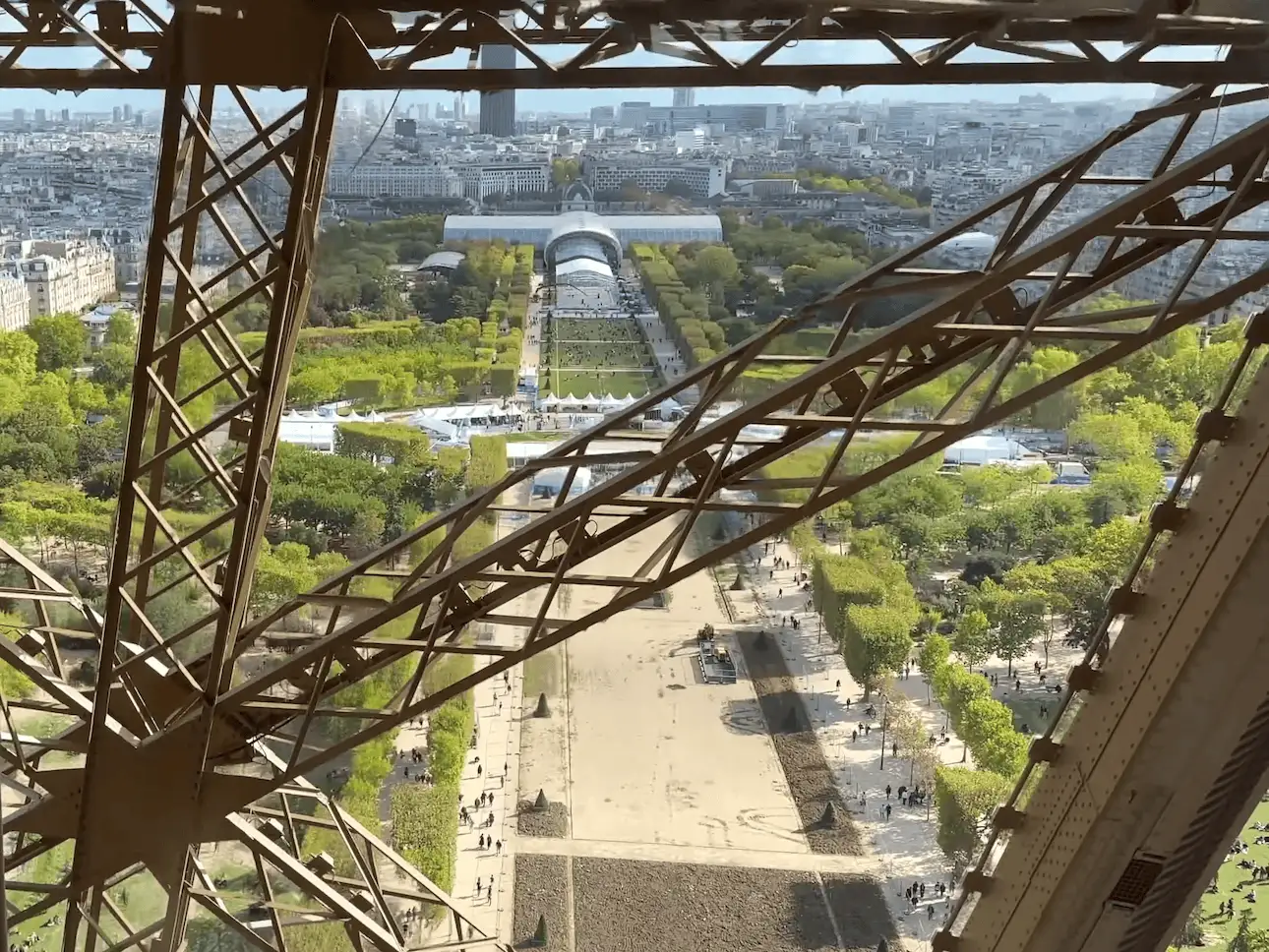 Vista del Campo de Marte desde el ascensor de la Torre Eiffel