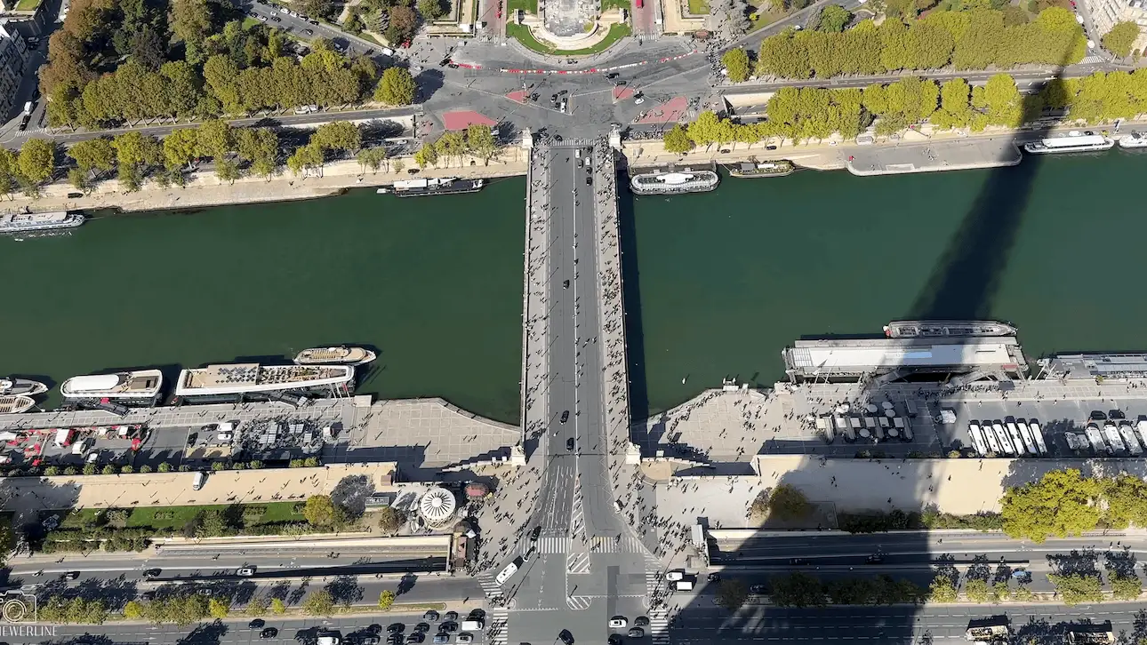 Sombra de la Torre Eiffel sobre el Sena desde el último piso