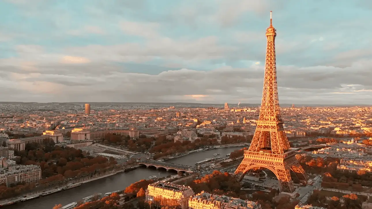 Torre Eiffel de París al atardecer