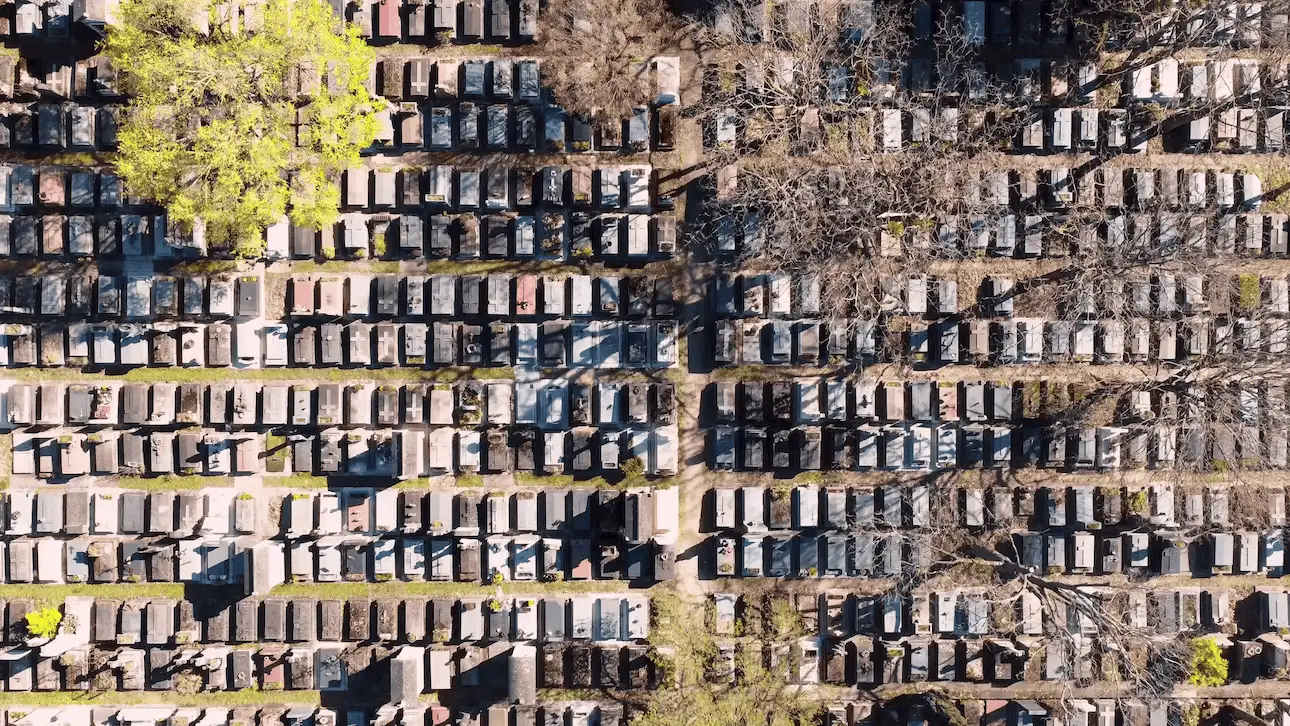 Líneas de tumbas en el Cementerio del Père-Lachaise visto desde el cielo