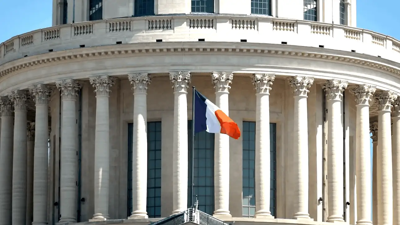 Bandera francesa sobre el Panteón de París