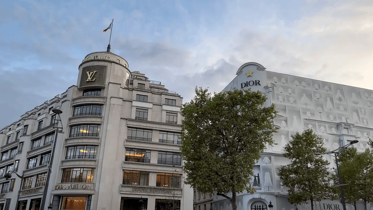 Fachadas de Louis Vuitton y Dior en los Campos Elíseos de París