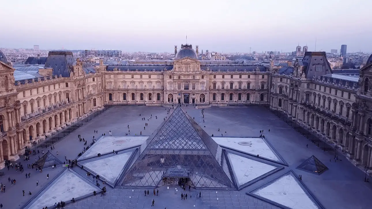 Pirámide del museo del Louvre en París