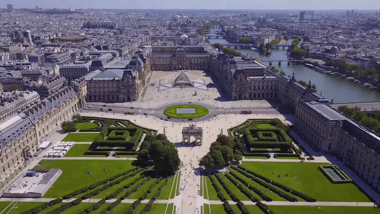 Museo del Louvre visto desde el cielo con el Sena