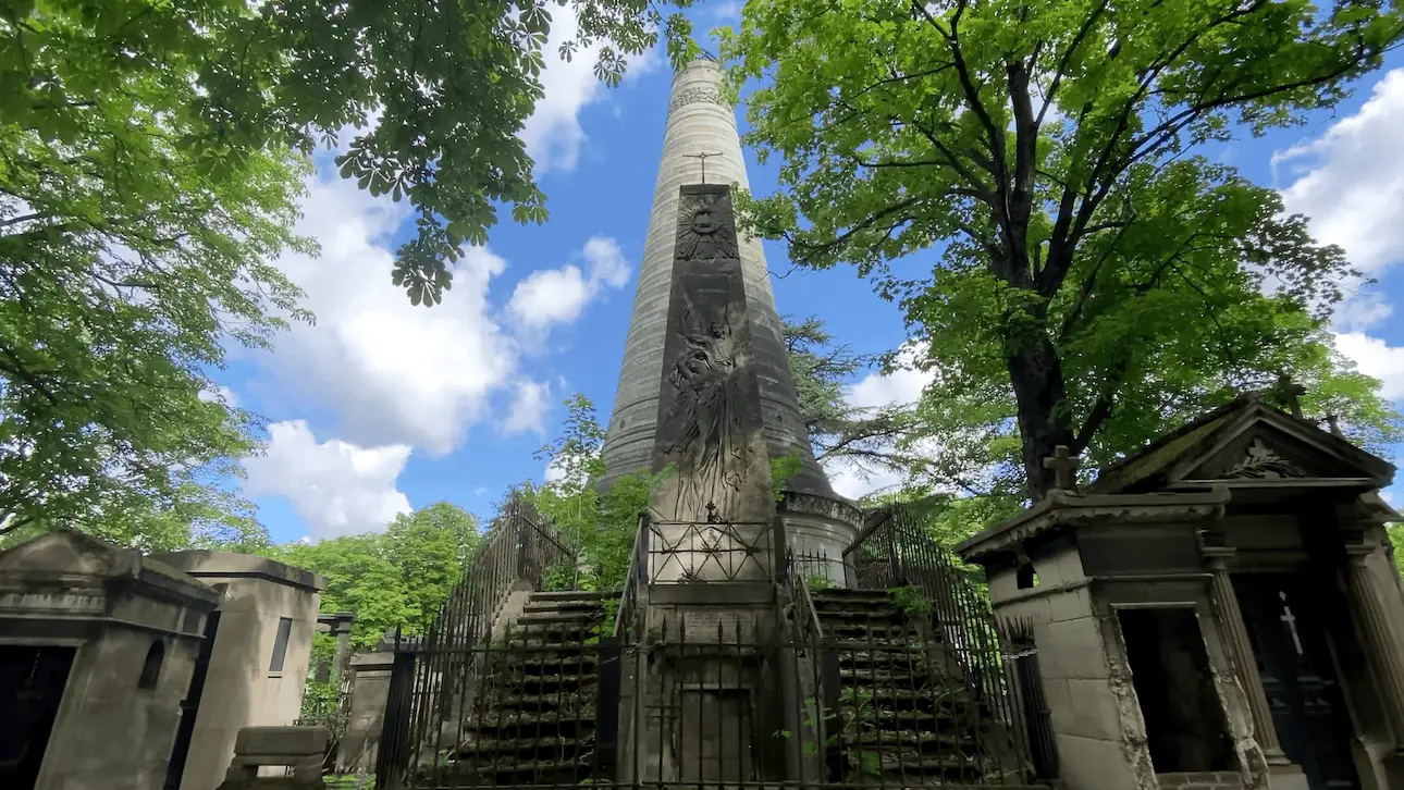 Obelisco bajo los árboles en el Cementerio del Père-Lachaise