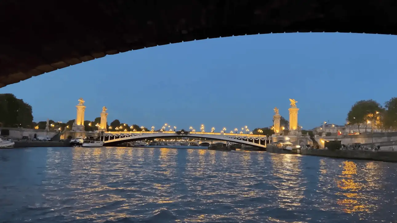 Puente Alejandro III visto de noche