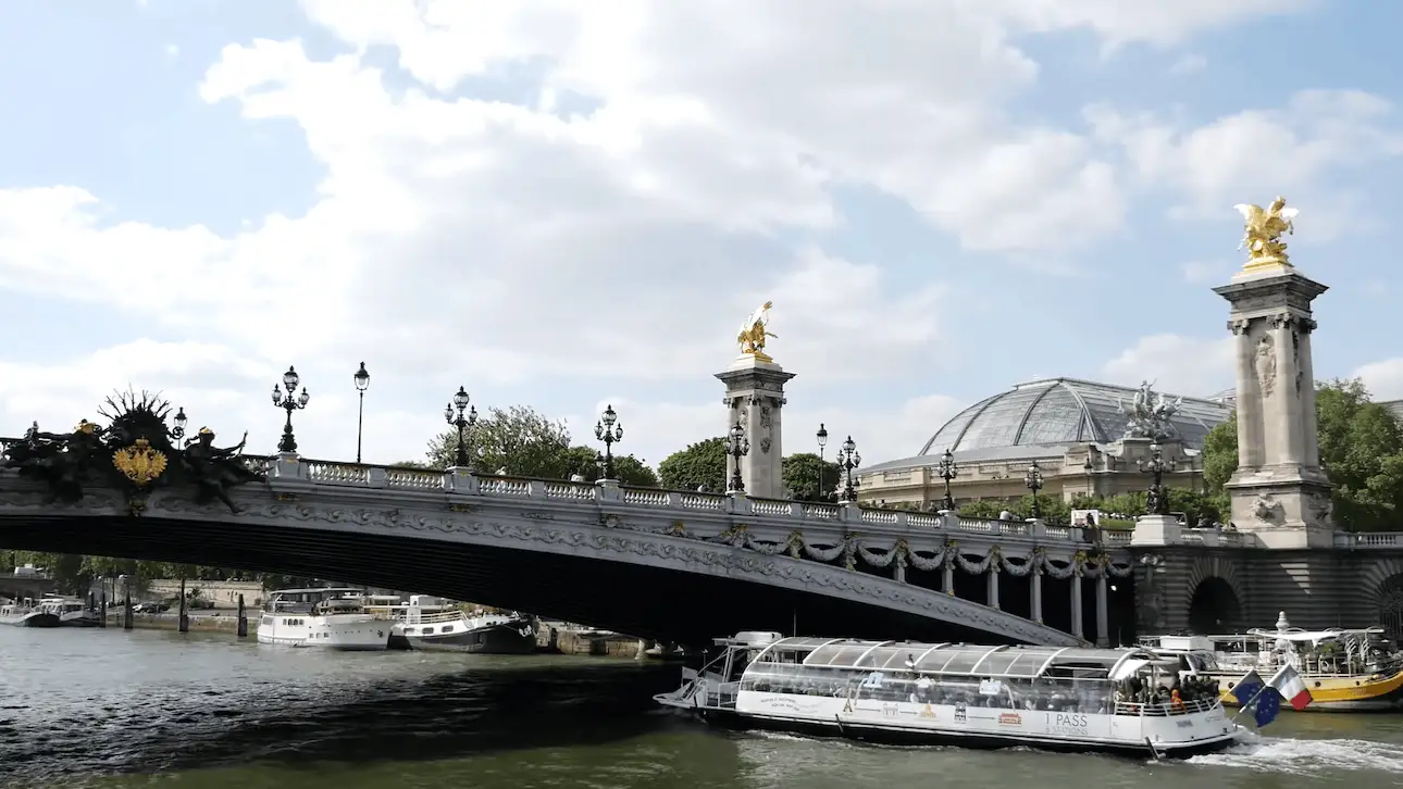 Bateau mouche pasando bajo el puente Alejandro III