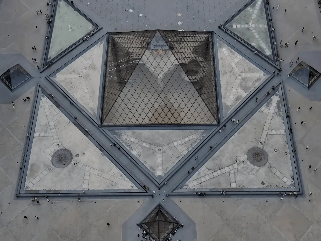 Pirámide principal del Louvre y pirámides secundarias vistas desde arriba