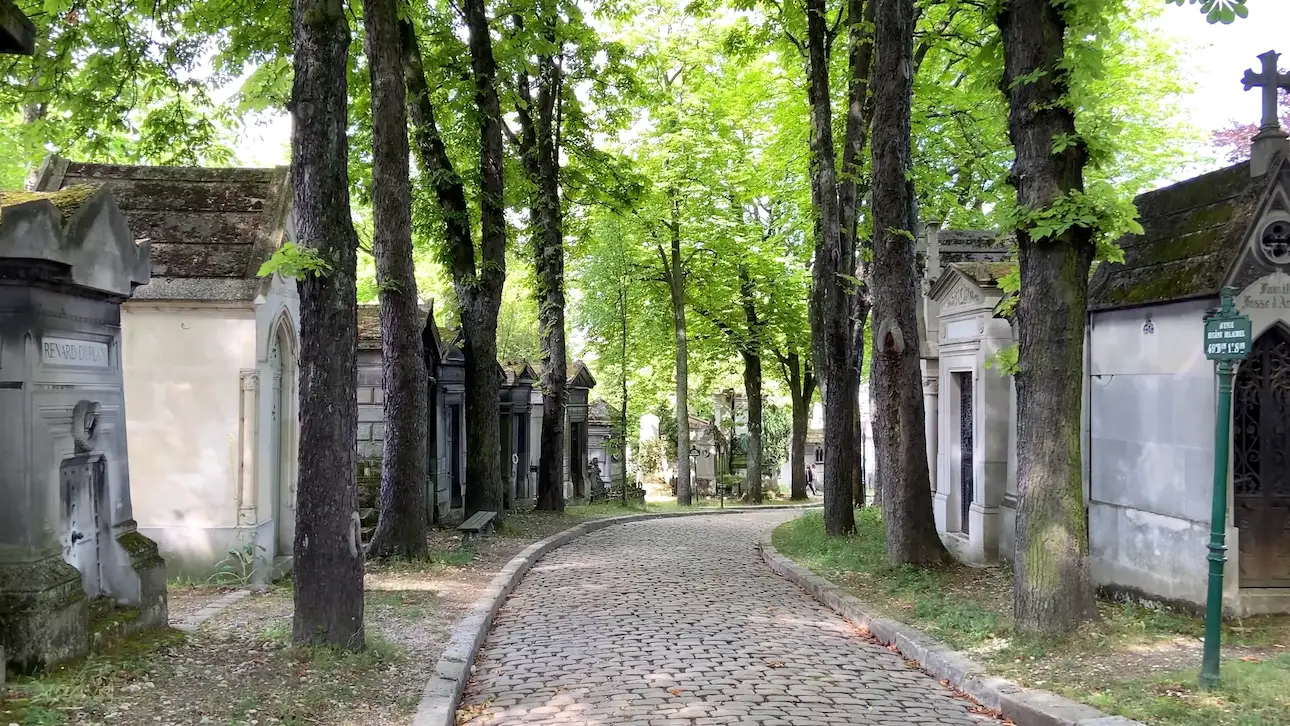 Callejón con tumbas en el Cementerio del Père-Lachaise