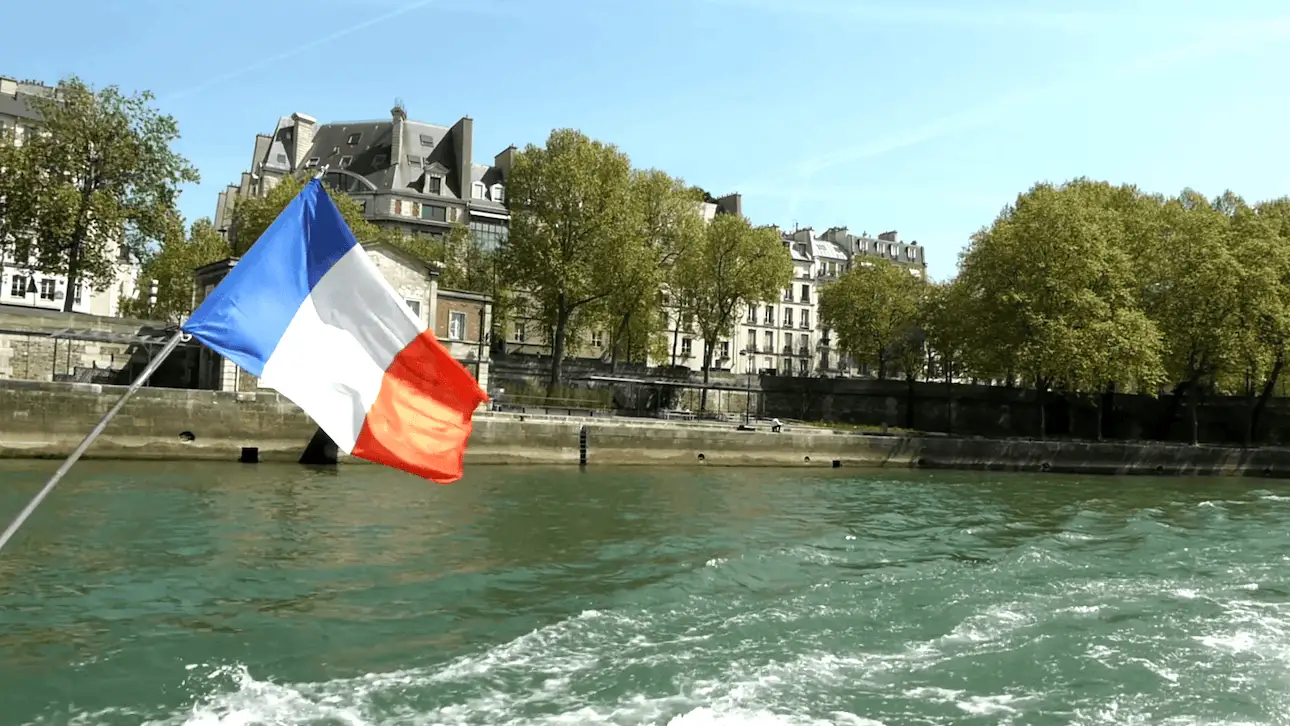 Vista del Sena desde una barcaza con bandera francesa