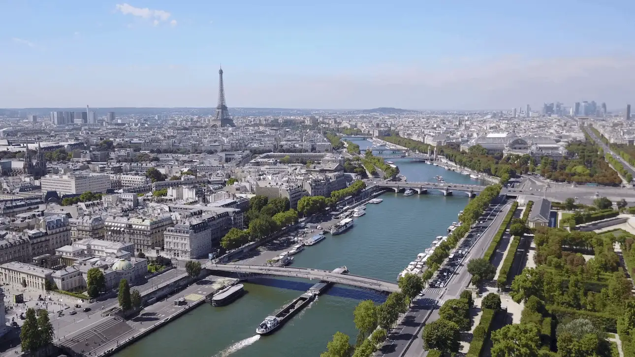 Vista del Sena desde el cielo con Torre Eiffel y La Défense